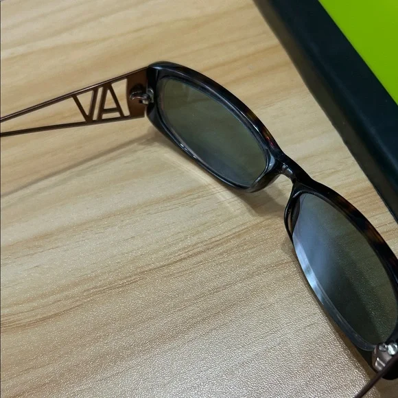 Adrienne Vittadini Black prescription Sunglasses with case - Picture 9 of 10